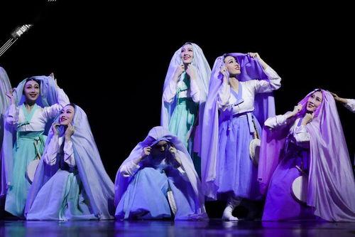 成人女子创意群舞视频,创意群舞视频赏析