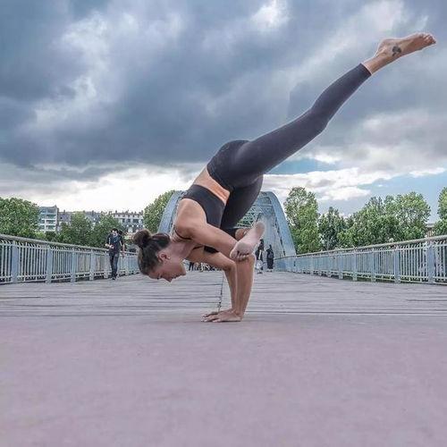 成人练劈叉疼吗女生视频,疼痛与挑战并存,女生如何克服困难?